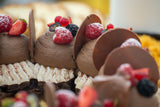 Table Brunch d'été 2026 du dimanche, gros plan pavlova chocolat fuits rouges, DesLysGourmands Béthune.
