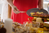 Table Brunch d'été 2026 du dimanche, personnes se servent, DesLysGourmands Béthune.