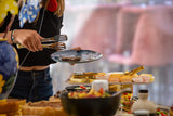 Table Brunch d'été 2026 du dimanche, personnes se servent, DesLysGourmands Béthune.