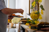Table Brunch d'été 2026 du dimanche, personnes se servent, DesLysGourmands Béthune.